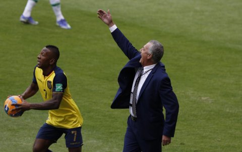 El DT dando indicaciones.