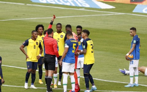 El árbitro saca roja.