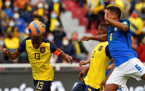 Enner Valencia (i) de Ecuador disputa un balón con Alex Sandro de Brasil hoy, en un partido de las eliminatorias sudamericanas para el Mundial de Catar 2022 entre Ecuador y Brasil en el estadio Rodrigo Paz Delgado en Quito (Ecuador).