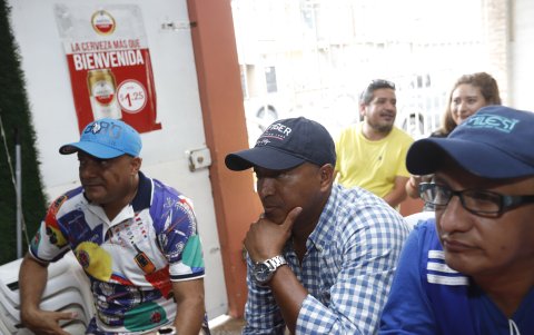Marlon Ayoví, mientras observa el partido de la selección ecuatoriana de fútbol.