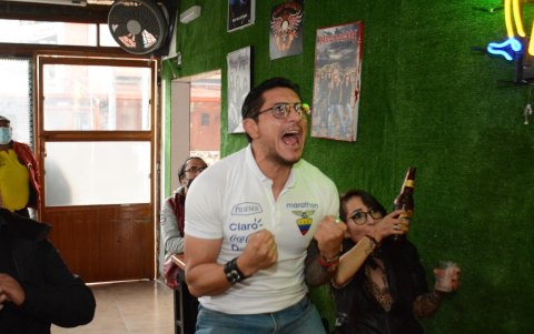 Un hincha de la Tricolor festeja tras el tanto del empate ante los brasileños.