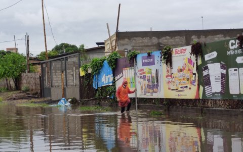Un transeúnte atraviesa una gran laguna que se ha formado en su vecindario.