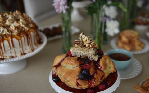 Canasta de hojaldre con camembert (postre del centro).