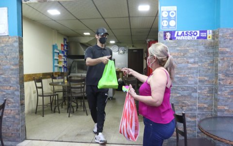 En este local de comida cubana, los clientes ya no llegan para consumir en el sitio los platillos que ofrecen. Piden para llevar.