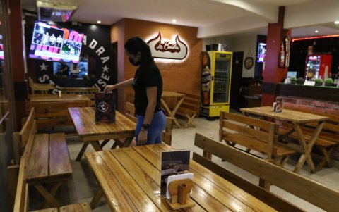 Las mesas y sillas de muchos locales nocturnos pasan vacíos.