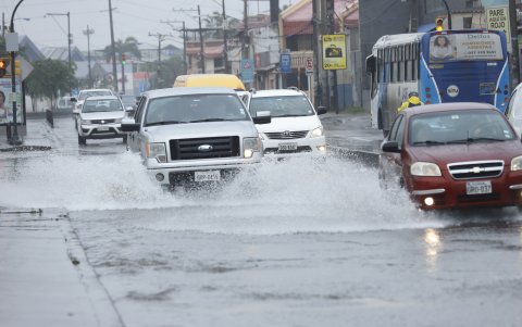 Algunos vehículos se dañaron debido a la lluvia