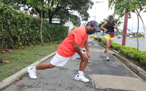 Algunas personas realizan ejercicios en las camineras