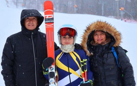 Sarah junto a sus padres luego de uno de los entrenamientos.
