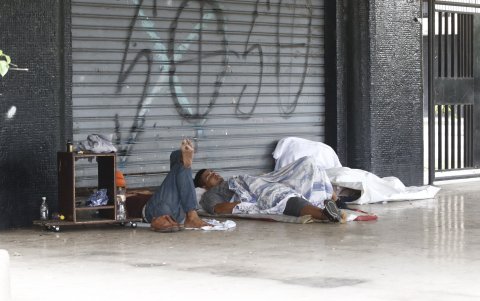Algunos duermen en los portales de camas y negocios