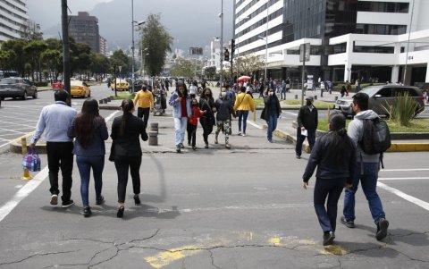 En horas picos, como el mediodía y tarde, se puede ver a más personas en las calles. En la ciudad no ha mermado la rutina diaria.