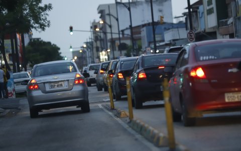 Los muros ubicados en plena vía no tienen iluminación adecuada