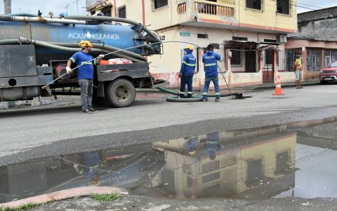 El agua estancada emana malos olores