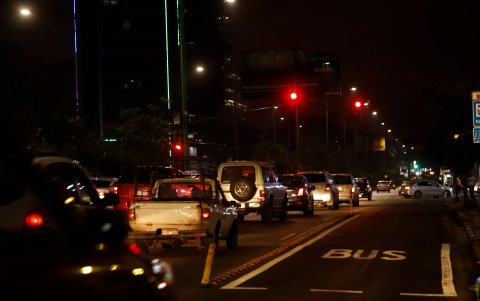 Pedido. La comunidad exige que los muros sean más iluminados. Los de la Francisco de Orellana, en la gráfica, son difíciles de ver.
