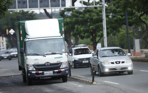 Avenida Barcelona. A decir de los conductores, allí es común que los vehículos pesados los aplasten o se desplacen sobre las murallas.