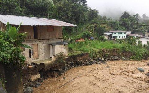 Familias enteras han debido buscar la manera de llegar a albergues o casas de familiares.