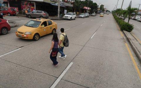 Jóvenes, adultos, niños y familias enteras buscan cruzar la calle corriendo riesgos
