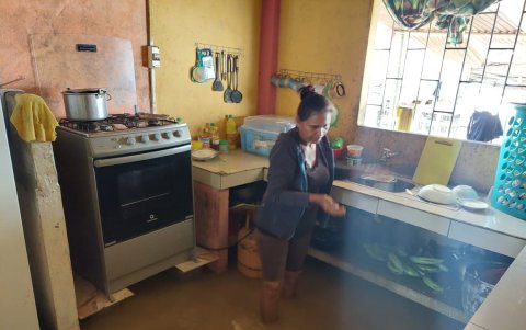 Así cocinan los habitantes de las zonas afectadas de Babahoyo.