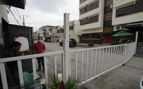 Los residentes han contratado guardianes que no cuentan con armas para defenderse de los delincuentes.