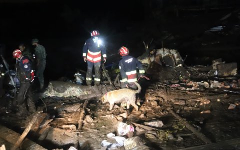 Desastre. Toneladas de lodo y piedras serán removidas en las próximas horas.