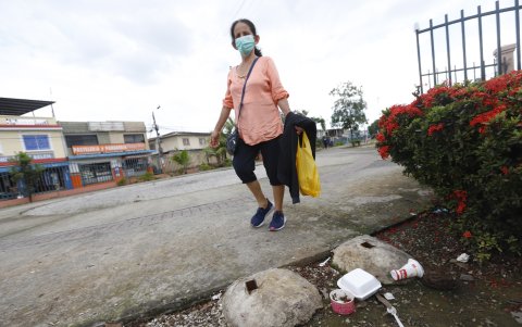 En este sitio estaba colocado uno de los botes que fue cortado. En el sitio se sigue botando basura, aunque en menor proporción