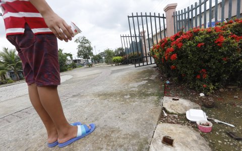 Un adolescente que pasaba por el sitio intentó depositar un desecho en uno de los tachos, pero al no encontrarlo se llevó la basura a su casa.