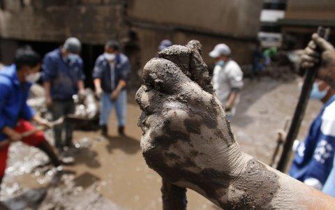 Limpieza. A las labores de los miembros de la fuerza pública se sumaron moradores del sector, para contribuir a dispersar el lodo que tapó calles y destruyó viviendas.