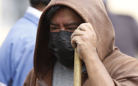 Uno de los habitantes del sector mientras recorre por los escombros.