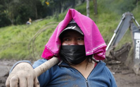 A las labores de los miembros de la fuerza pública se sumaron moradores del sector, para contribuir a dispersar el lodo que tapó calles y destruyó viviendas.