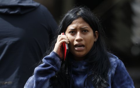 Afectados se mantienen en la zona mientras se levantan los escombros.