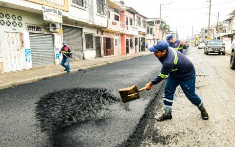 Los trabajadores realizan los trabajos con palas para asfaltar los sectores del sur