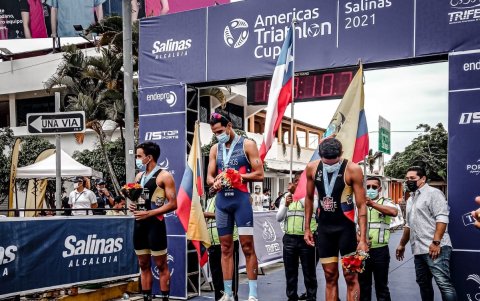 El año pasado el triatleta (i) fue plata en la Copa Panamericana de Triatlón, en Salinas.