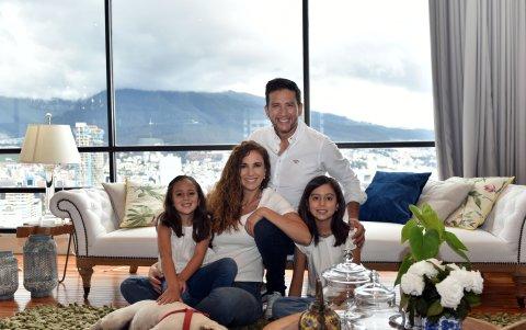 En compañía de su esposa María Alicia y sus hijas Andreína y Alegría.