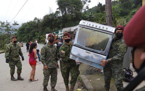 Ejército Nacional ayuda en las tareas de evacuación.