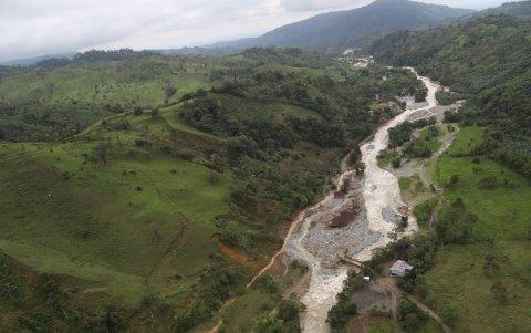 La creciente del río Pilaló afectó la carretera Pujilí- La Maná.