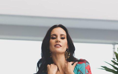 Le encanta la ropa. Prefiere las prendas casuales.