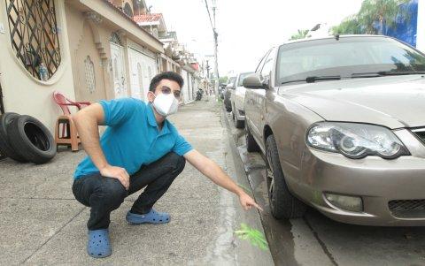 Leonardo Barreira muestras las puntos que se han pintado y donde colocarán los parquímetros.