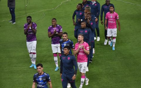 Los jugadores de Independiente del Valle lucieron las nuevas camisetas del equipo.