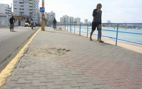 A lo largo de la ruta se observan una serie de adoquines hundidos o ya inexistentes.