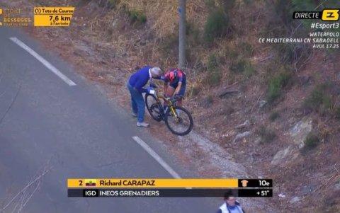 Una toma de televisión mientras Carapaz se levanta tras la caída.