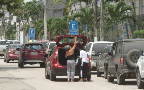 Muchas personas no encuentran estacionamientos disponibles y parquean sus unidades en lugares prohibidos, por lo que forman doble columnas y obstaculizan el tránsito.
