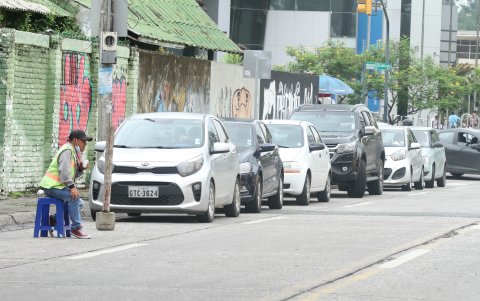 Los franeleros separan los puestos con palos, cañas y otros elementos.