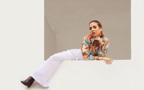 Paula luce un outfit inspirado en los años 70.