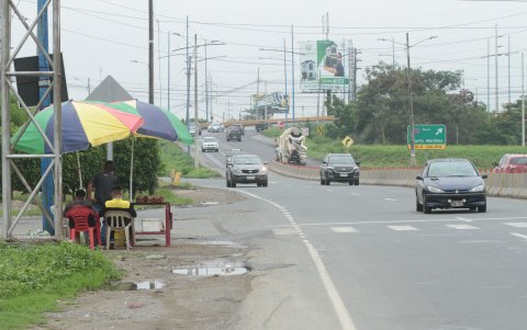 Los vecinos piden más control ante los quioscos que se han ido instalando en la vía.