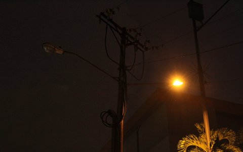 En la doceava etapa de la Alborada hay dos luminarias obsoletas.