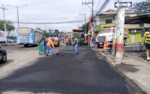 Obreros taparon  grietas de las calles de la Florida Norte, noroeste de Guayaquil .