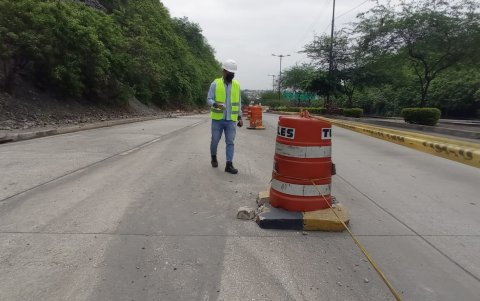 Trabajadores realizan limpieza del lugar para habilitar completamente la vía