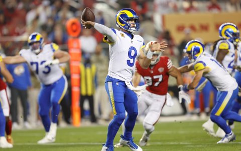 Matthew Stafford (con el número nueve), 