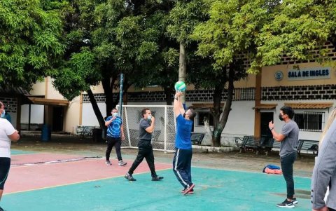 En la Facultad de Educción Física, 35 estudiantes retomaron las prácticas n las disciplina de balonmano y voleibol..