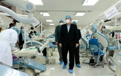 Equipado con zapatones  y gorro quirúrgico, el rector de la Universidad de Guayaquil dio la bienvenida a los estudiantes de Odontología.