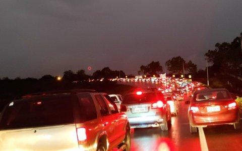 Los habitantes criticaron que no haya agentes de tránsito en el sitio.